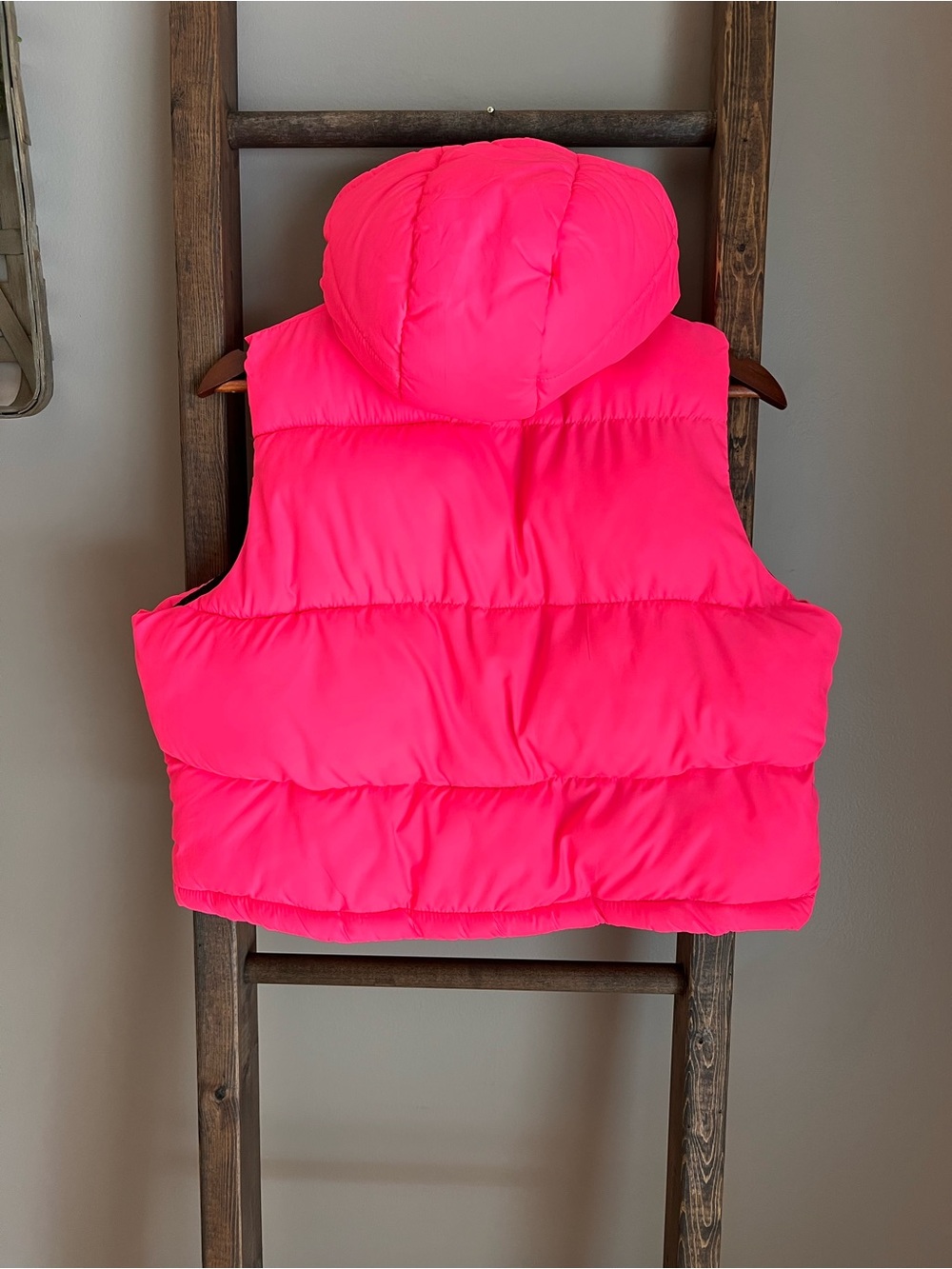 New Balance Cropped Hot Pink Hooded Puffer Vest - Picture 2 of 4